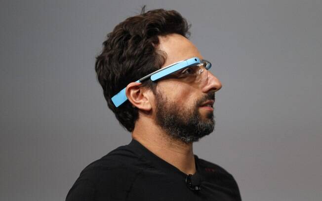 Sergey Brin, cofundador do Google, mostra os óculos com Android no palco do Google I/O