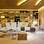 Em 42 m², Dado Castello Branco priorizou madeiras nobres (nos móveis e em painéis) e cores neutras na decoração. Foto: Fernando Genaro / Fotoarena