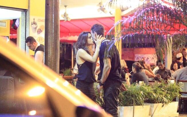 Nanda Costa aos beijos em bar no Leblon, Rio de Janeiro