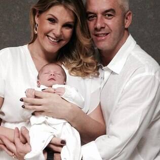 Ana Hickmann com o marido, Alexandre, e o filho
