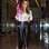 Couro Georgina Dorsett brincou com a leveza da transparência da camisa com o peso da calça de couro. A peça da modelo é de cintura alta e deve ser evitada pelas baixinhas. Foto: Getty Images