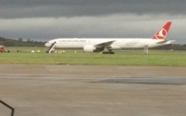 Passageiros desembarcam de avião da Turkish Airlines em aeroporto na Irlanda