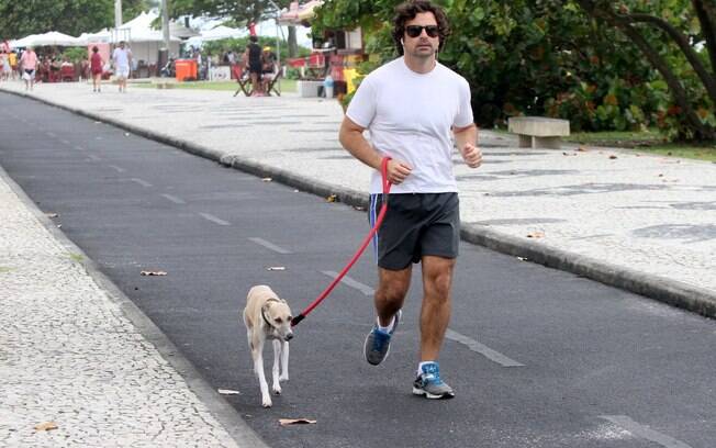 Emílio Orciollo Neto, no ar em 'Amor à Vida', correu com o cachorro pela orla da Barra da Tijuca na tarde de sábado (14) 