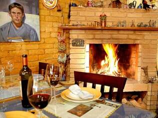 Tome um vinho ao calor da lareira no restaurante Gosto com Gosto