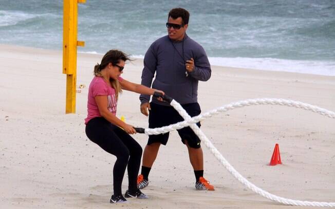 Fernanda Souza treina na praia