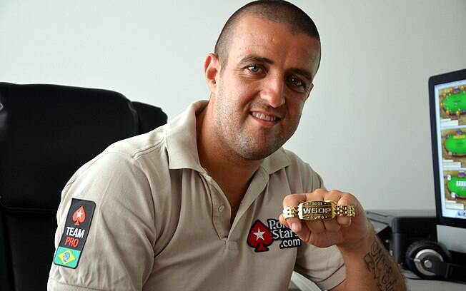 André Akkari com o bracelete de ouro do World Series of Poker, conquistado em 2011