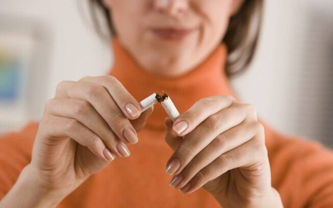 Pare de fumar o quanto antes: o tabaco favorece o surgimento das doenças cardiovasculares e aumenta o risco de Alzheimer. Foto: Getty Images