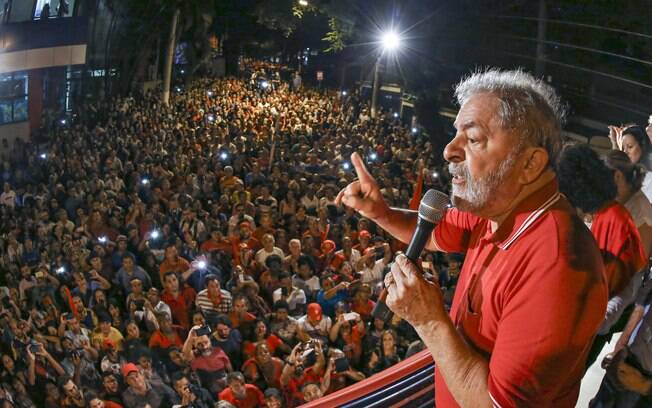 Em um dos cenários propostos pelo Datafolha, Lula aparece com 21% das intenções de voto