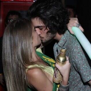 Fiuk troca beijos com loira em evento