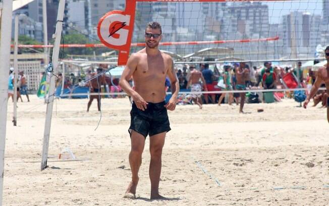 No sábado (16), Rodrigo Hilbert foi sozinho à praia do Leblon