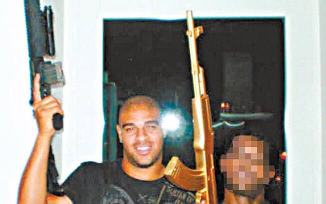 O jogador Adriano foi preso em 2012, suspeito de disparar uma arma dentro de um carro. Seu segurança assumiu a culpa pelo disparo.