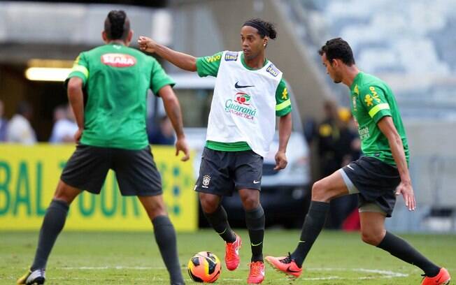 Ronaldinho Gaúcho domina a bola no treino no Mineirão