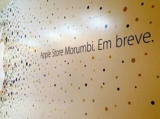 Tapumes no shopping Morumbi anunciam a chegada da Apple Store