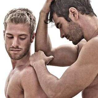 Josey Greenwell (esq.) em capa da DNA, junto com o modelo brasileiro Rodiney Santiago