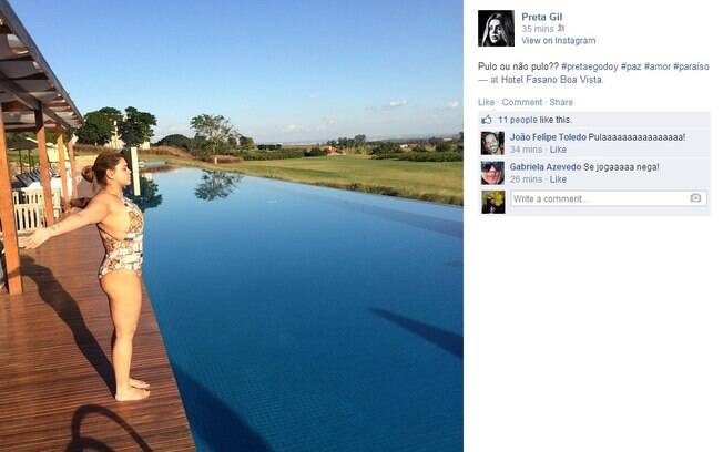 Preta Gil se prepara para cair na piscina