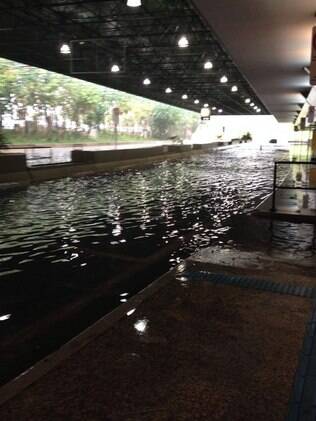 Entrada do aeroporto de Guarulhos ficou alagada (06.01.15)
