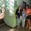 Em sua sessão eleitoral, Juliana Paes posa com os mesários. Foto: AgNews