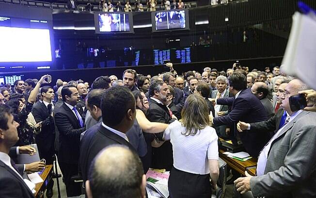 Parlamentares batem boca antes de sessão sobre impeachment de Dilma