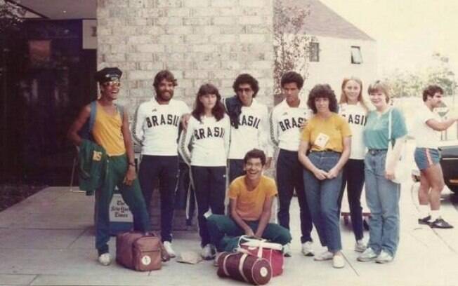 Atletas com deficiência visual que participaram da Paralimpíada de Nova York, em 1984. Ao centro, Mário Sérgio Fontes (de óculos) e Anelise Hermany