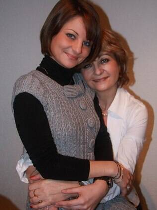 Corinne Soulas (à direita) com sua filha única, Caroline, morta na tragédia em 2009