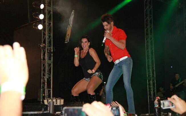 Scheila Carvalho dança no palco com Gusttavo Lima