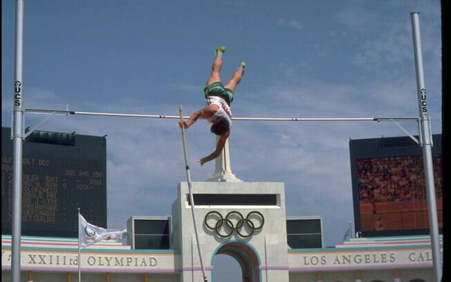 O australiano Peter Hadfield compete no salto com vara