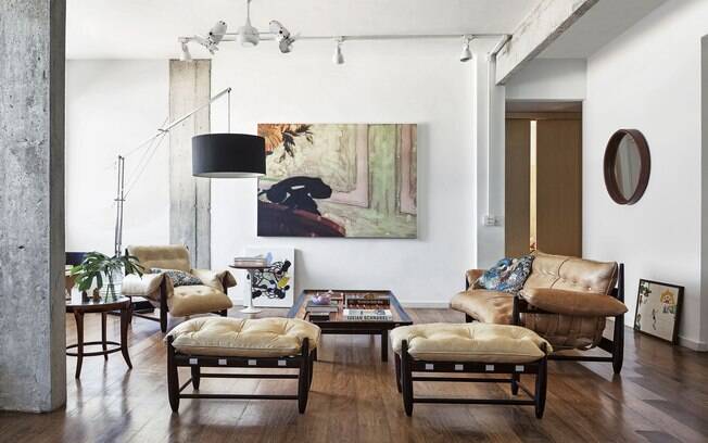 Obras da sala de estar: quadro maior, de Dudi Maia Rosa, e à direita, encostada na parede, pintura de Silvana Mello 