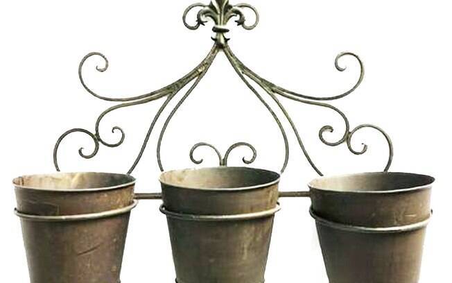 O suporte para três vasos é ideal para criar jardins verticais compactos e bonitos. À venda na loja Depósito Mariah por R$ 200 