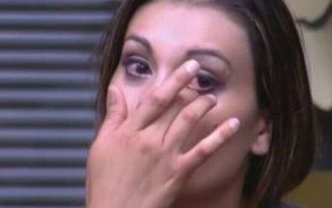 Andressa Urach se emocionou ao falar do abuso sexual que sofreu
