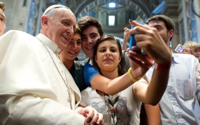 Segundo pesquisador, 'selfies' podem ser explicadas por uma compulsão pela conectividade