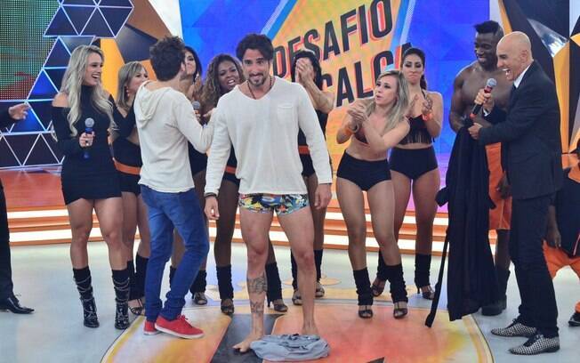 Marcos Mion fica de sunga e encara desafio no 'Legendários'