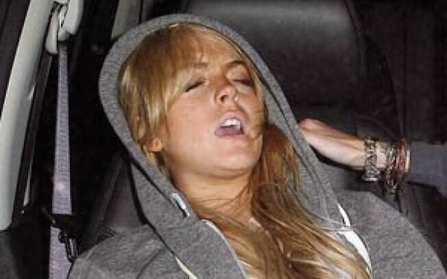 Exageram na dose: Lindsay Lohan é vencida pela exaustão e dorme no carro depois da balada