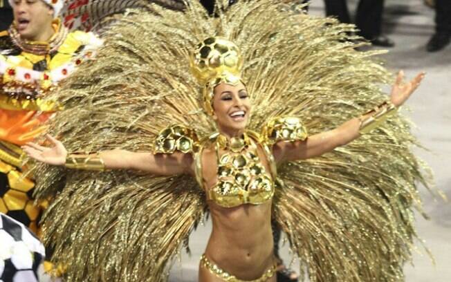 Sabrina Sato desfilou de dourado como rainha da Gaviões da Fiel na madrugada deste domingo (2) no carnaval de São Paulo
