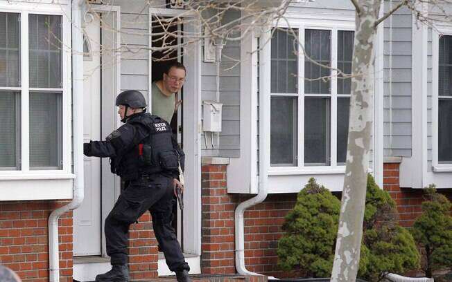 Policiais da SWAT vasculham casas em Watertown, em Massachusetts, em busca de suspeito de atentato em Boston