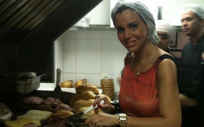 Renata Banhara ataca de chapeira em lanchonete de São Paulo