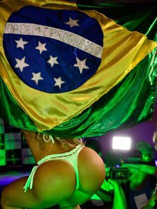 Carine Felizardo escolheu desfilar com uma bandeira estilizada do Brasil, com menos estrelas que a versão oficial