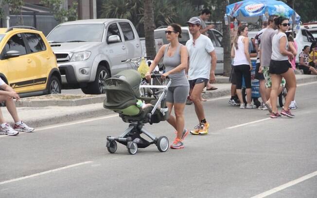 Guilhermina Guinle passeou com o namorado, Leonardo Antonelli, e a filha, Mina, em Ipanema