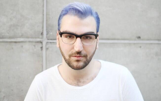 O tom platinado de azul dos cabelos iluminam o rosto de André
