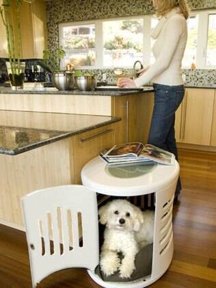 Disfarçada como mesa de apoio, essa casinha para pets está fazendo sucesso no Estados Unidos