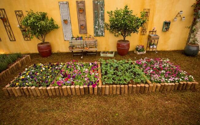 Vasos, janelas e portões antigos remetem às “casas de vó” (onde se cultivava platações frutíferas no quintal) em jardim ecológico assinado pelos paisagistas Marcos Brancher e Sylvia Schleier para a Expoflora 2015