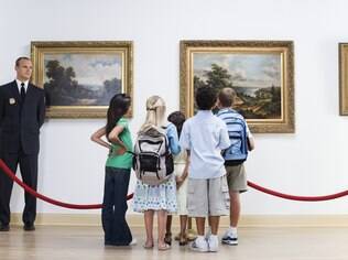 Para explorar acervos e exposições de arte, comece por instituições mais consolidadas, que têm setores educativos fortes