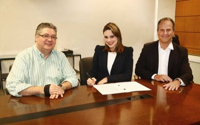 Rachel Sheharazade renova contrato com o SBT