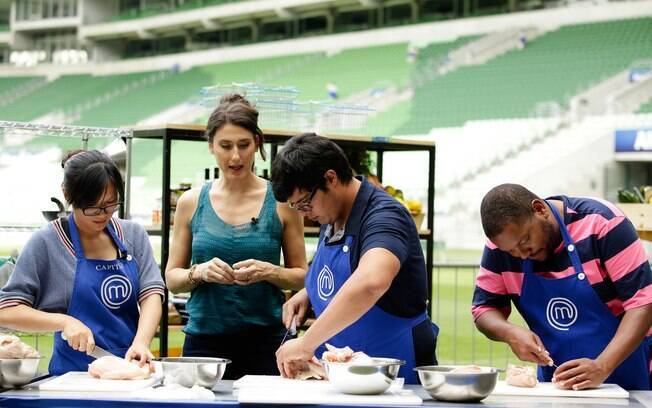 Lucas, ao centro, foi eliminado do MasterChef