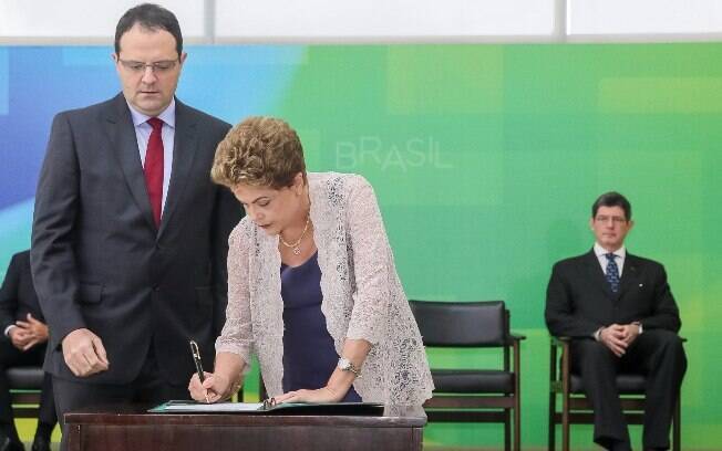 Dilma Rousseff dá posse ao novo ministro da Fazenda, Nelson Barbosa; ao fundo, o antecessor Joaquim Levy
