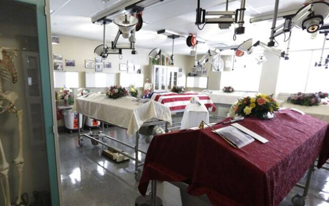 Fotos da família e flores adornam os restos mortais dos doadores de corpos na Universidade de Medicina de Indiana