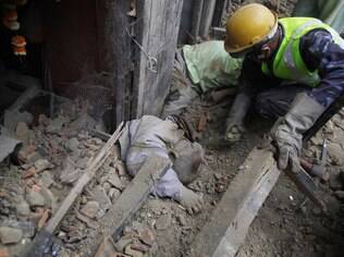 Terremoto de 7,8 graus deixou centenas de mortos no Nepal