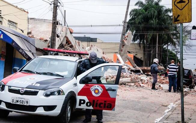 Policial militar é visto na região do escombro na zona leste de São Paulo. Foto: Eduardo Sampaio/ Futura Press