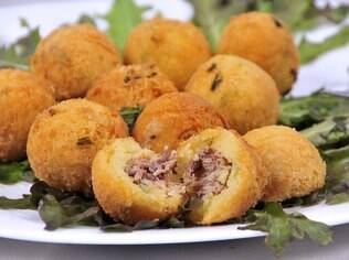 Bolinho de aipim com carne seca é um prato característico da região Sudeste
