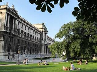 Antigo jardim privativo do Hofburs, o Burggarten é o lugar ideal para curtir a preguiça do pós-almoço