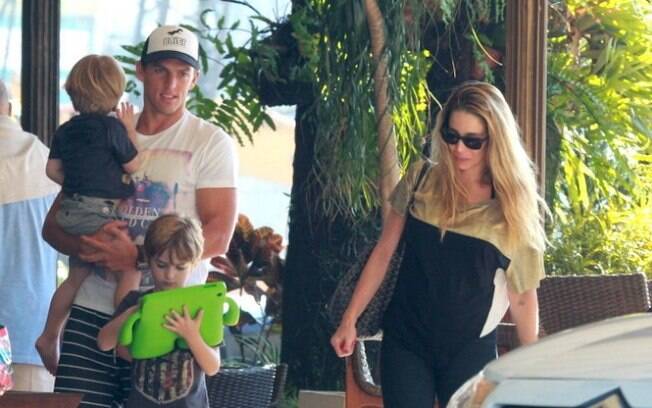 Danielle Wintis almoça com os filhos e o namorado